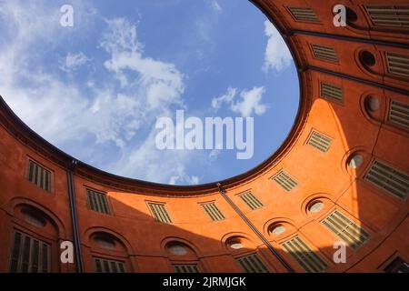 Cortile di ovale arancione teatro comunale a Ferrara, Italia con vista sul cielo per un contesto di gestione immobiliare commerciale Foto Stock