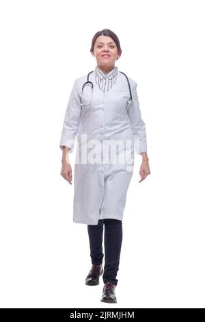 Ritratto a lunghezza intera di dottore femminile che cammina verso la fotocamera sorridente Foto Stock