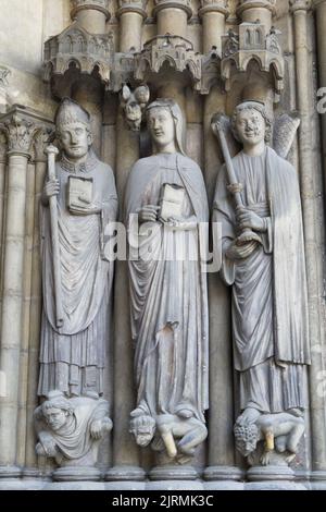 Saint Germain de Paris, Sainte-Genviève e l'Arcangelo Michel - Porch di Saint-Germain l'Auxerrois, Place du Louvre, Parigi Foto Stock