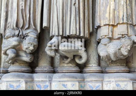 Peccatori - Porch di Saint-Germain l’Auxerrois, Place du Louvre, Parigi Foto Stock