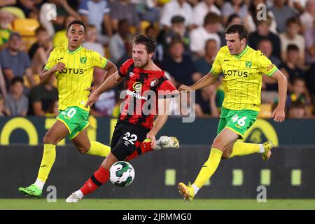 Ben Pearson di AFC Bournemouth è imbrigliato da Liam Gibbs di Norwich City - Norwich City contro AFC Bournemouth, Carabao Cup, Carrow Road, Norwich, UK - 23rd agosto 2022 solo per uso editoriale - si applicano le restrizioni DataCo Foto Stock