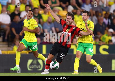 Ben Pearson di AFC Bournemouth e Liam Gibbs di Norwich City - Norwich City v AFC Bournemouth, Carabao Cup, Carrow Road, Norwich, Regno Unito - 23rd agosto 2022 solo per uso editoriale - si applicano le restrizioni DataCo Foto Stock