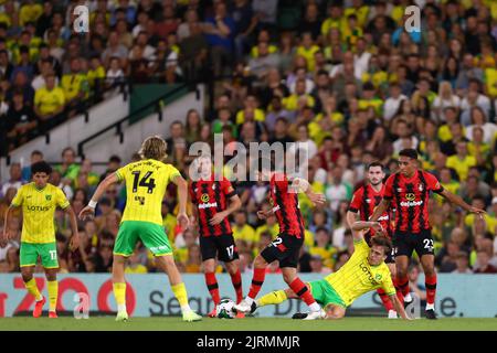 Tony Springett di Norwich City in azione con ben Pearson di AFC Bournemouth - Norwich City v AFC Bournemouth, Carabao Cup, Carrow Road, Norwich, Regno Unito - 23rd agosto 2022 solo per uso editoriale - si applicano le restrizioni DataCo Foto Stock