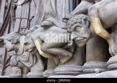 Peccatori - Porch di Saint-Germain l’Auxerrois, Place du Louvre, Parigi Foto Stock