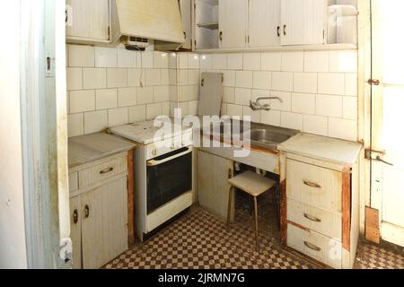 vecchia cucina abbandonata in un edificio Foto Stock