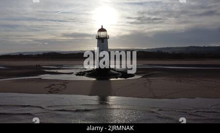 Una vista aerea del Point of Ayr Lighthouse nel Galles, Regno Unito Foto Stock