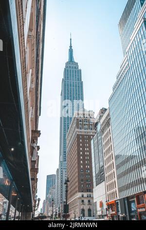 La vista verticale ad angolo basso degli edifici di Manhattan a New York City Foto Stock
