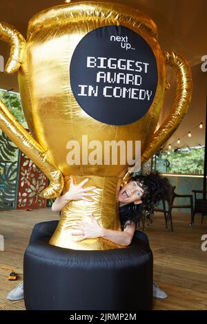 Edimburgo, Regno Unito. 25th ago, 2022. Jordan Gray (nella foto) vince il "più grande premio in commedia" di NextUp al Festival Fringe di Edimburgo per il suo show 'is it a Bird'. Un gigantesco trofeo gonfiabile di due metri è stato assegnato a Jordan da NextUp. Credit: Brian Wilson/Alamy Live News Foto Stock