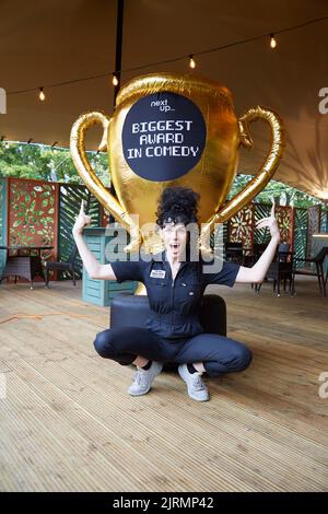 Edimburgo, Regno Unito. 25th ago, 2022. Jordan Gray (nella foto) vince il "più grande premio in commedia" di NextUp al Festival Fringe di Edimburgo per il suo show 'is it a Bird'. Un gigantesco trofeo gonfiabile di due metri è stato assegnato a Jordan da NextUp. Credit: Brian Wilson/Alamy Live News Foto Stock