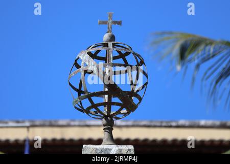 Metal Armillary Sphere, Esfera Armilar, simbolo portoghese e vecchio strumento di navigazione, a Fernando de Noronha, Brasile Foto Stock
