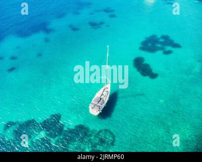 Vista aerea di splendidi yacht e barche sul mare al tramonto in estate in Turchia. Vista dall'alto di yacht di lusso, barche a vela, acqua blu chiaro, Viaggi Foto Stock