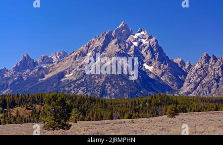 Cielo limpido e montagne frastagliate nel Grand Tetons National Park nel Wyoming Foto Stock