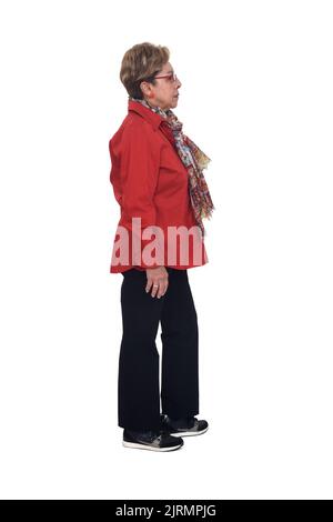 ritratto di donna anziana seria su sfondo bianco Foto Stock