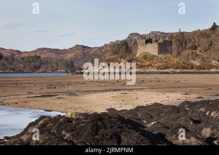 Penisola di Ardamurchan, Scozia. Pittoresca vista del castello di Tioram sull'isola di Tioram Eilean. Foto Stock