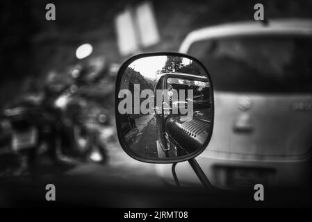 Riflessione della jeep sullo specchietto retrovisore laterale Foto Stock