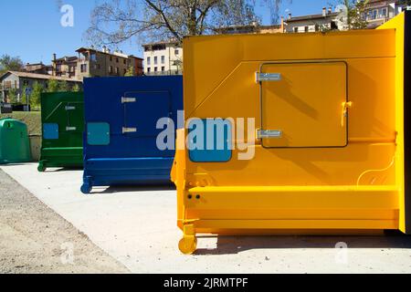 grandi bidoni di riciclaggio rifiuti colorati Foto Stock