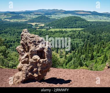 Vista dal bordo di Puy de la Vache; guardando verso sud con Puy de Sancy all'orizzonte. Foto Stock