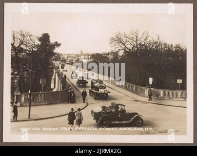 Grafton Bridge da Symonds Street, Auckland, Nuova Zelanda. Dall'album: Snap, circa 1920s, Nuova Zelanda, costruttore sconosciuto. Foto Stock