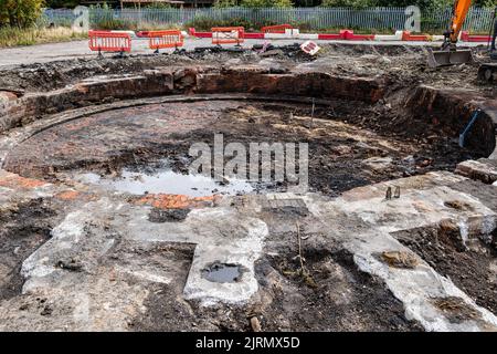 Meadowbank, Edimburgo, Scozia, Regno Unito, 25th agosto 2022. Resti del deposito ferroviario vittoriano di St Margaret: Gli archeologi della città scoprono un capannone ferroviario vittoriano e un giradischi largo 20m (uno dei primi esempi del suo genere risalente al 1840s) come parte della rigenerazione di Meadowbank. Il sito è in fase di sviluppo per una proprietà abitativa, ma i resti saranno conservati come parte di un cortile con lo sviluppo di alloggi. Credit: Sally Anderson/Alamy Live News Foto Stock