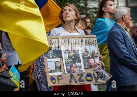 Danzica, Polonia. 24th ago, 2022. Danzica, Polonia Agosto 25th. 2022 rifugiati di guerra ucraini in possesso di una bandiera che parla Salva prigionieri di Azov durante la Giornata dell'Indipendenza Ucraina celebrazioni è visto a Danzica, Polonia il 24 agosto 2022 il 24th agosto di quest'anno è un giorno speciale perché proprio 6 mesi passano in questo giorno per il barbaro attacco della Russia di Putin all'Ucraina. (Foto di Vadim Pacajev/Sipa USA) Credit: Sipa USA/Alamy Live News Foto Stock