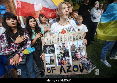 Danzica, Polonia. 24th ago, 2022. Danzica, Polonia Agosto 25th. 2022 rifugiati di guerra ucraini in possesso di una bandiera che parla Salva prigionieri di Azov durante la Giornata dell'Indipendenza Ucraina celebrazioni è visto a Danzica, Polonia il 24 agosto 2022 il 24th agosto di quest'anno è un giorno speciale perché proprio 6 mesi passano in questo giorno per il barbaro attacco della Russia di Putin all'Ucraina. (Foto di Vadim Pacajev/Sipa USA) Credit: Sipa USA/Alamy Live News Foto Stock