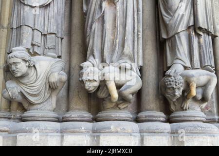 Peccatori - Porch di Saint-Germain l’Auxerrois, Place du Louvre, Parigi Foto Stock