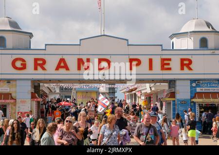 Weston-super-Mare, Regno Unito. 25th ago, 2022. Soleggiato e caldo a Weston. Il clima caldo ha attirato la gente verso il mare. Credit: JMF News/ Alamy Live News Foto Stock