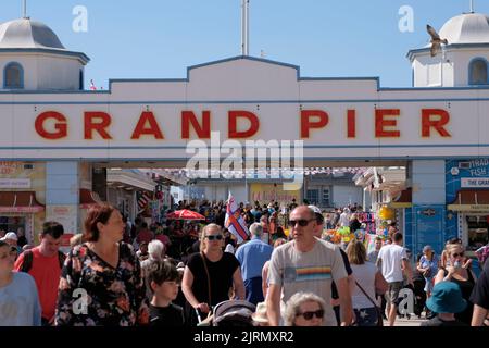 Weston-super-Mare, Regno Unito. 25th ago, 2022. Soleggiato e caldo a Weston. Il clima caldo ha attirato la gente verso il mare. Credit: JMF News/ Alamy Live News Foto Stock