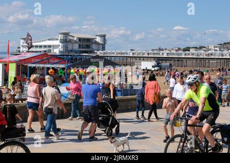 Weston-super-Mare, Regno Unito. 25th ago, 2022. Soleggiato e caldo a Weston. Il clima caldo ha attirato la gente verso il mare. Credit: JMF News/ Alamy Live News Foto Stock