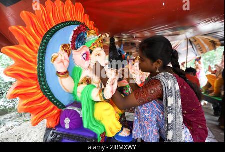 Nuova Delhi, India. 25th ago, 2022. Un artista lavora su un idolo della divinità indù a testa di elefante Ganesha davanti al festival di Ganesh Chaturthi a Nuova Delhi. Ganesh Chaturthi è un festival indù di dieci giorni celebrato per onorare il compleanno del Dio Ganesha, a capo di un elefante. Credit: SOPA Images Limited/Alamy Live News Foto Stock