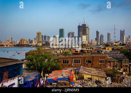 Il paesaggio urbano di Mumbai con un contrasto impressionante tra povertà e ricchezza. Foto scattata il 19th maggio 2018 a Mumbai, Maharashtra, India. Foto Stock