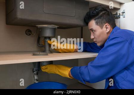 Idraulico cambiare i dettagli del sistema di scarico in cucina Foto Stock