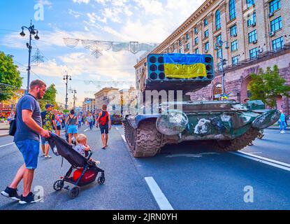 KIEV, UCRAINA - 23 AGOSTO 2022: Bandiera Ucraina in cima distrusse il lanciarazzi russo Solntsepyok (TOS-1), Khreshchatyk Avenue, il 24 agosto Foto Stock