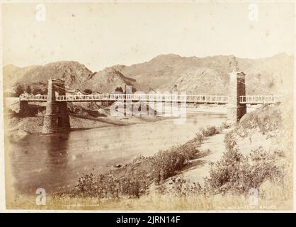 Alexandra Bridge. Dall'album: Views of New Zealand Scenery, circa 1880, Alexandra, di Burton Brothers. Foto Stock