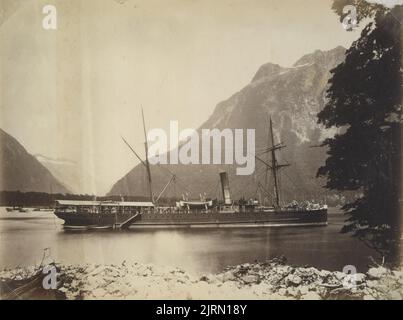 SS 'Rotorua' a Milford Sound, 1879, Dunedin, di Burton Brothers, Alfred Burton. Foto Stock