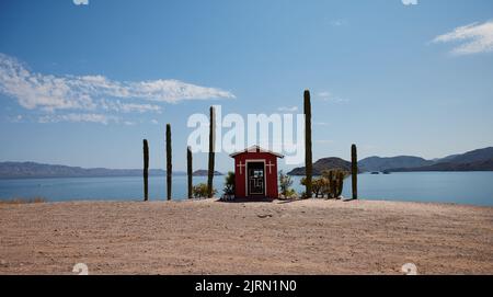 Un piccolo santuario cattolico sul mare di Cortez. Playa el Burro, Mulege, Baja California sur, Messico Foto Stock