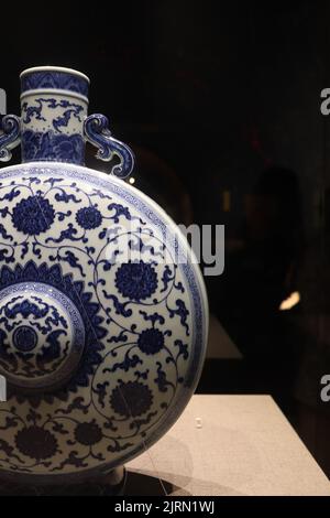 Un primo piano di un antico vaso cinese fiorito blu Foto Stock