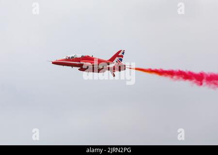 Il team di aerobica RAF, The Red Arrows, si esibirà con soli 6 velivoli, facendo un'esposizione a bassa nuvolosità al giorno delle famiglie RAF Syerston. Foto Stock