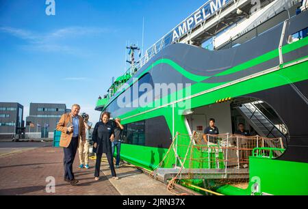 Scheveningen, Niederlande. 25th ago, 2022. Re Willem-Alexander dei Paesi Bassi arriva all'Aqua Helix di Scheveningen, il 25 agosto 2022, per una gita in barca sul mare del nord per visitare la piattaforma Q13a-A (PosHYdon, Neptune Energy) e la piattaforma HollandseKustZuid Alpha (TenneT), il futuro del sistema energetico è in corso di lavoro qui, con vento, Credito sun e Green Hydrogen: Albert Nieboer/Netherlands OUT/Point de Vue OUT/dpa/Alamy Live News Foto Stock