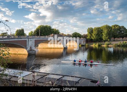 Fiume Tamigi sotto il ponte di Hampton Court in una serata di tarda estate Foto Stock