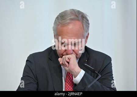 Vienna, Austria. 25th ago, 2022. Conferenza stampa con Walter Rosenkranz (FPÖ) nel centro stampa di Vienna. Tema: Presentazione dei manifesti elettorali per le elezioni presidenziali dell'ottobre 2022 Foto Stock