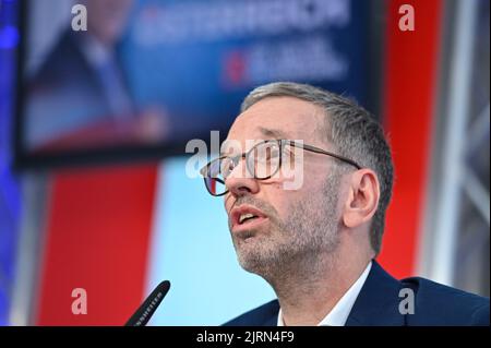 Vienna, Austria. 25th ago, 2022. Conferenza stampa con Herbert Kickl (FPÖ) nel centro stampa di Vienna. Tema: Presentazione dei manifesti elettorali per le elezioni presidenziali dell'ottobre 2022 Foto Stock