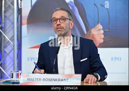 Vienna, Austria. 25th ago, 2022. Conferenza stampa con Herbert Kickl (FPÖ) nel centro stampa di Vienna. Tema: Presentazione dei manifesti elettorali per le elezioni presidenziali dell'ottobre 2022 Foto Stock