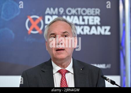 Vienna, Austria. 25th ago, 2022. Conferenza stampa con Walter Rosenkranz (FPÖ) nel centro stampa di Vienna. Tema: Presentazione dei manifesti elettorali per le elezioni presidenziali dell'ottobre 2022 Foto Stock