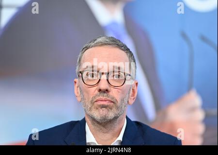 Vienna, Austria. 25th ago, 2022. Conferenza stampa con Herbert Kickl (FPÖ) nel centro stampa di Vienna. Tema: Presentazione dei manifesti elettorali per le elezioni presidenziali dell'ottobre 2022 Foto Stock