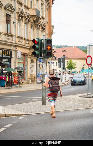 Dresda,Germania- Agosto 18,2021: Luce pedonale ad un incrocio di strada. Foto Stock