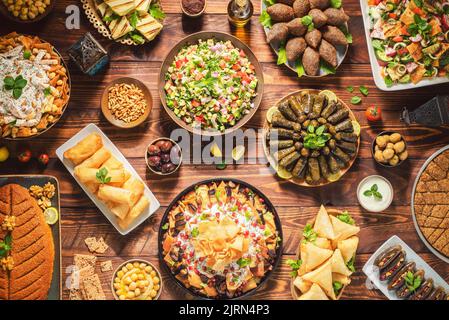 Cucina araba; piatti tradizionali mediorientali e meze assortite. Foglie di vite, kibbeh, fateh di pollo, involtini primaverili, sambusak, kibbeh e insalate. Foto Stock