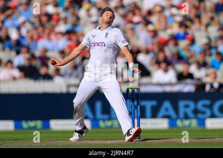 Manchester, Regno Unito. 25th ago, 2022. Ollie Robinson dell'Inghilterra in un'azione di bowling a Manchester, Regno Unito, il 8/25/2022. (Foto di Conor Molloy/News Images/Sipa USA) Credit: Sipa USA/Alamy Live News Foto Stock