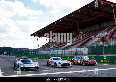 Mercedes-AMG GT One, Mercedes GT3 EDIZIONE 55, 300 SEL 6,8 AMG, così chiamata la 'Red Pig », in griglia durante la Formula 1 Rolex Belga Grand Prix 2022, 14th° round del Campionato del mondo FIA di Formula uno 2022 dal 26 al 28 agosto 2022 sul circuito di Spa-Francorchamps, a Francorchamps, Belgio - Foto Julien Delfosse / DPPI Credit: DPPI Media/Alamy Live News Foto Stock