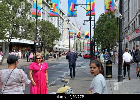 Guardando verso est lungo un'affollata Oxford Street in un'intensa giornata estiva, West End di Londra Inghilterra Regno Unito Foto Stock